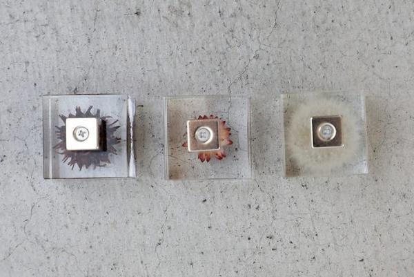 強力なネオジム磁石を使用