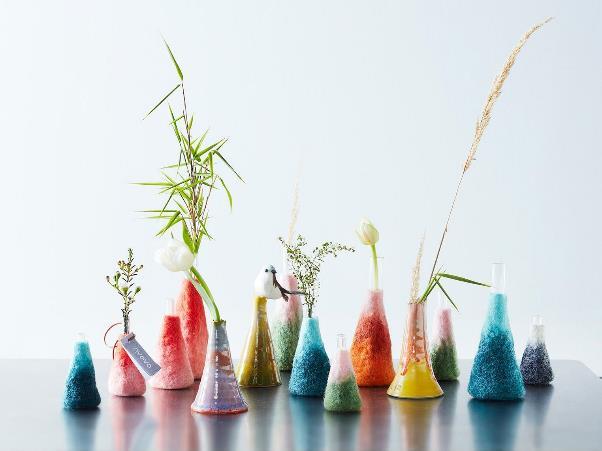 ウール製のツートンカラーのカバーが特徴的な一輪挿し