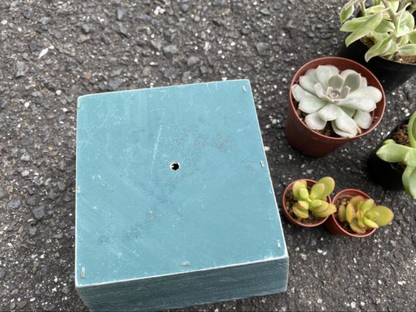 木の器には工具を使って穴をあける