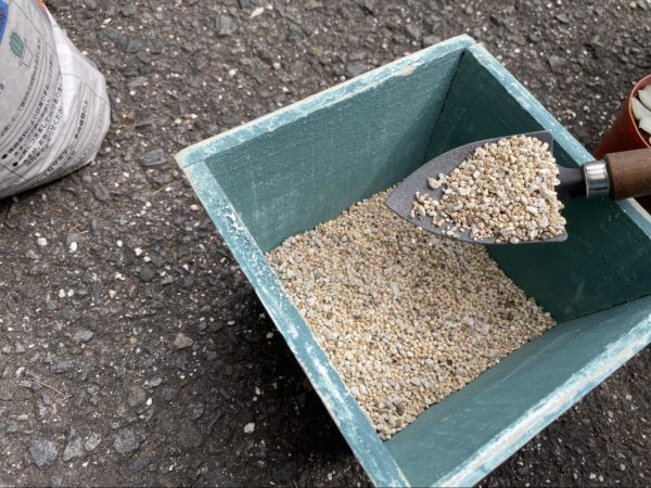 土を入れていきます