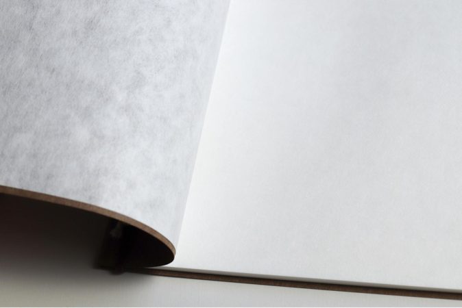 滑らかで引っかかりが少ない紙質のノート