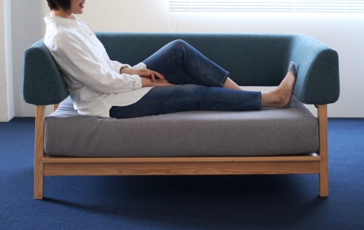 横向きに座ってもくつろぎの時間を過ごせます