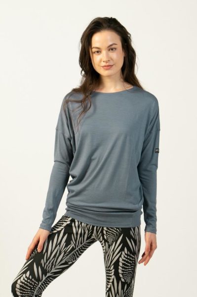 肩や腕まわりがゆったりしているドロップショルダーは、身体のラインをあまり出したくない人にもおすすめ