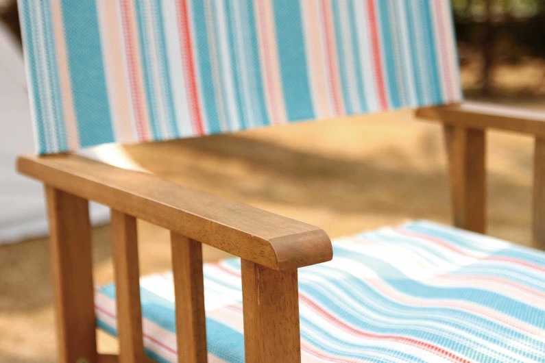 すべすべで上品な木目。天然木を使ったフレーム