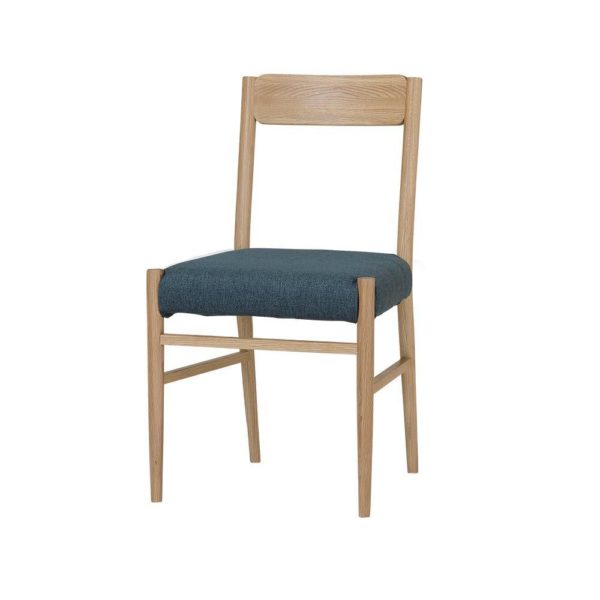 深みのある神秘的なカラーで、ダイニングが爽やかな印象に