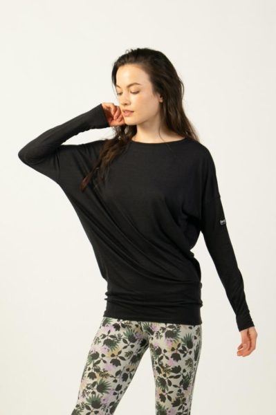 女性らしい着こなしが叶う。メリノウール混ルーズロングスリーブTシャツ