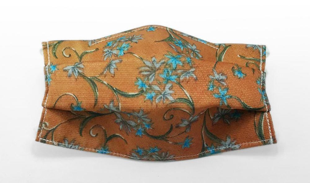 秋の気配を感じるブラウンベースの花柄