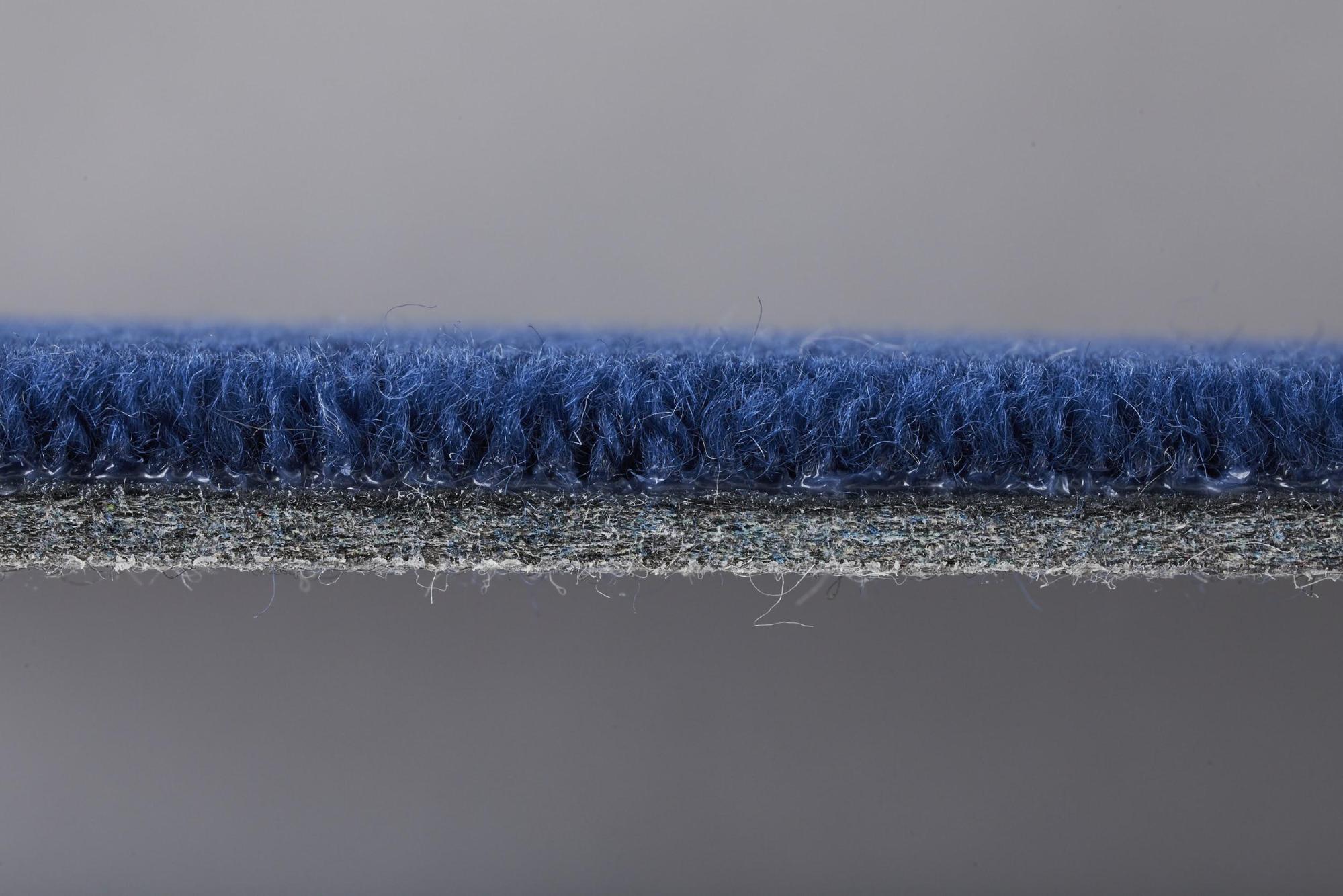 WOOLTILEは天然素材のウールで作られており、素足で過ごしたくなるような気持ちの良い肌触り