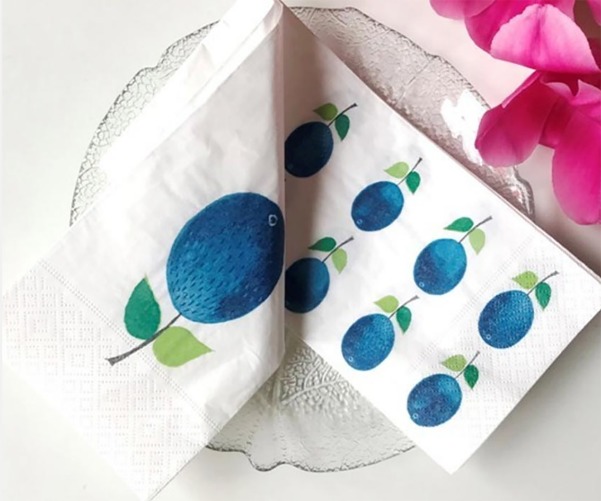 ナプキンを広げてみると、大きなプルーヌスと小さなプルーヌスが並び合っているから、畳み方によって表情の違いを楽しめます