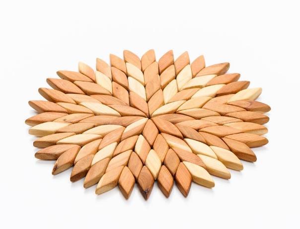 繊細な手作業によって生まれた「モザイク」