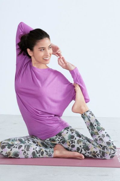 ヨガウェアの選び方の基本は、動きやすく締め付けすぎないもの