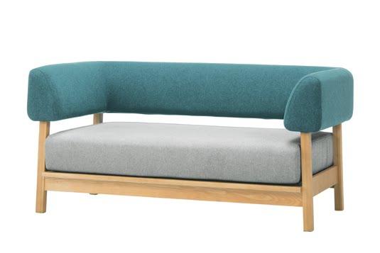 オシャレな配色とデザインが特徴的なソファ