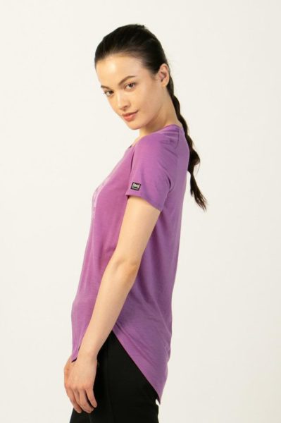 カーブを描く長い裾がお尻やウエストをさりげなくカバー