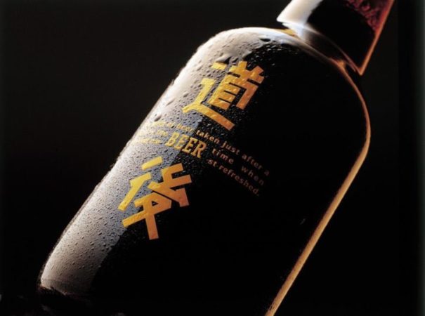 ずんぐりとしたレトロなフォルムの瓶