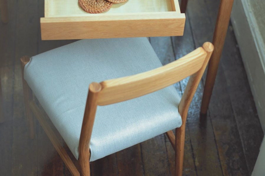 ダイニングチェアは、全体的に四角いフォルム