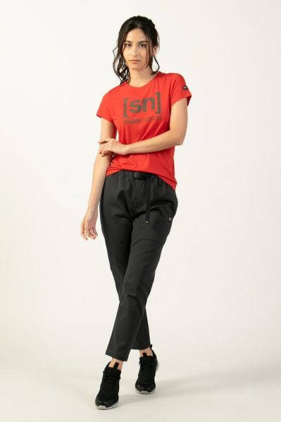 パッと目を引くブランドロゴが胸に配置された、引き締まった印象になれる半袖Tシャツ