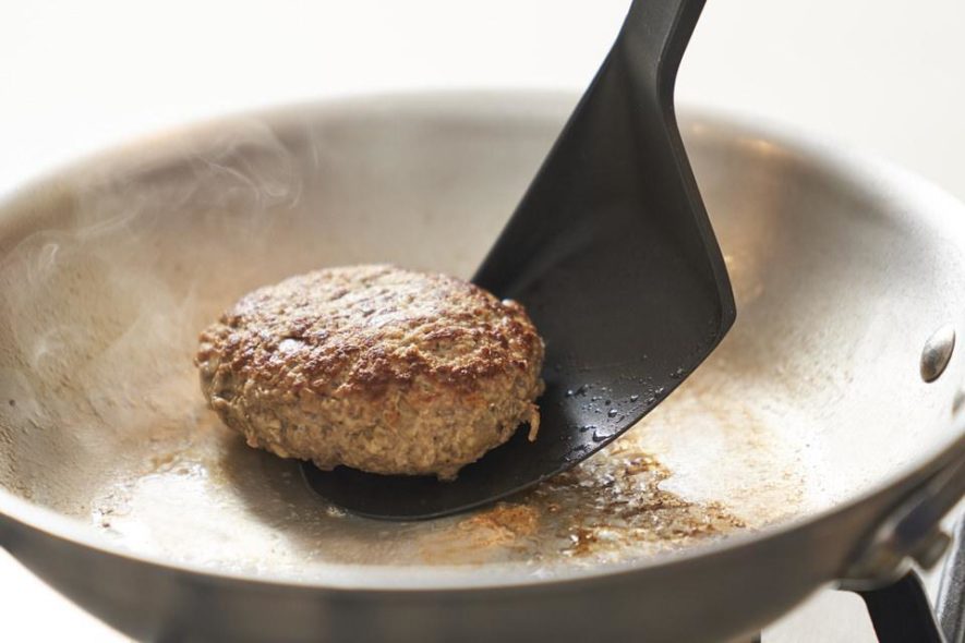 やわらかい素材なので、フッ素樹脂加工のフライパンを傷付けることはありません