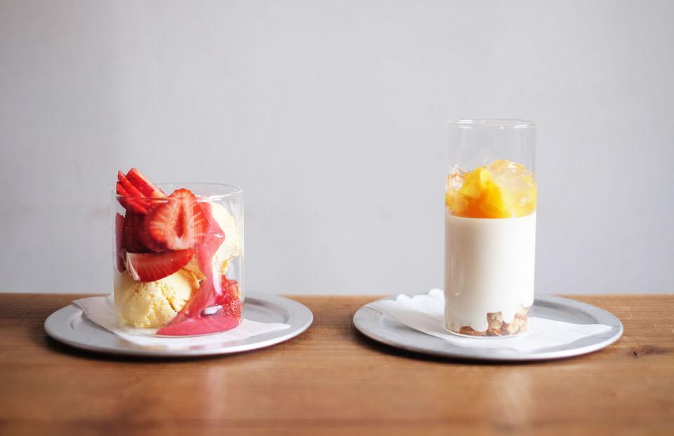 大きな氷が入るロックグラスをお探しの方には、このサイズがおすすめ。手のひらに心地よいサイズ感です。（※画像左