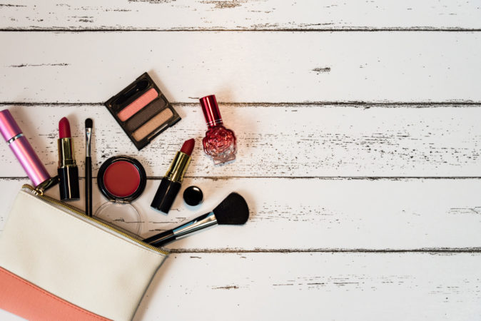 第二のバッグとも言えるポーチ