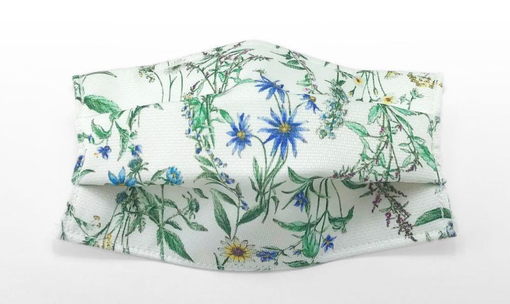 白地に爽やかなグリーンとブルーが映えるボタニカル柄