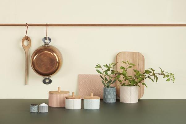 大き目サイズのフラワーベースは、鉢カバーにピッタリ