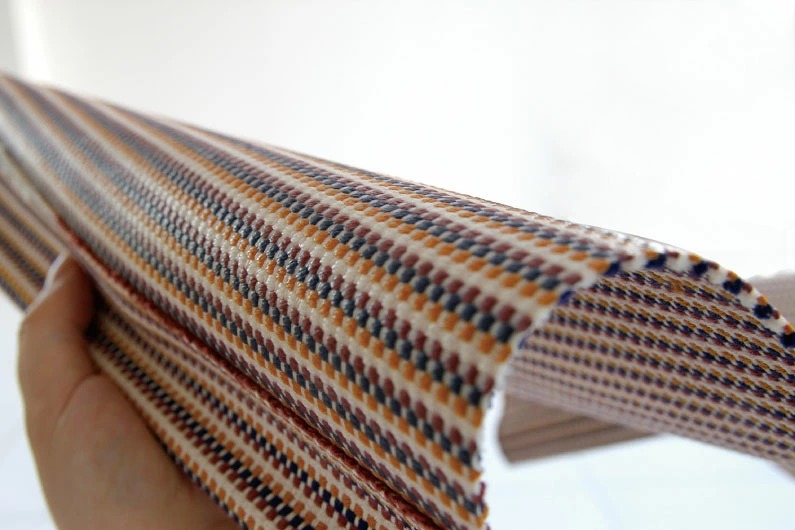 太さの違う経糸と緯糸を、2本ずつ引き揃えて織られたこの生地は丈夫でしなやか
