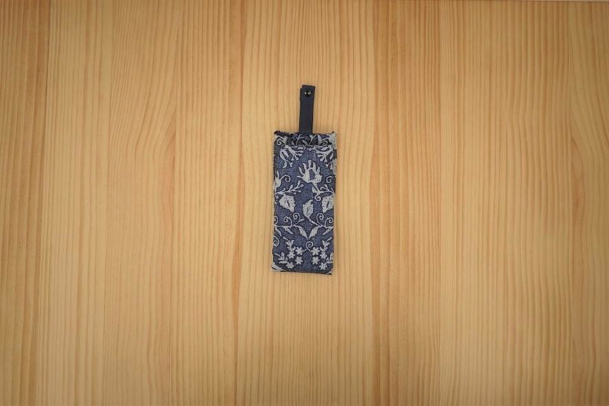 底の部分から持ち手側部分にかけて、くるくると丸めるように折りたたむ