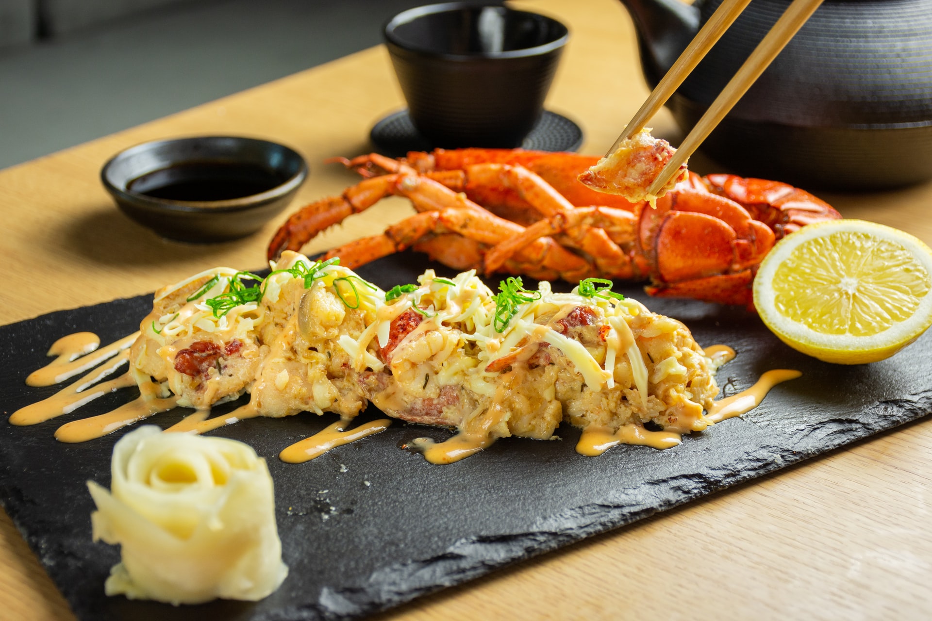 料理に足りない色は器で補える