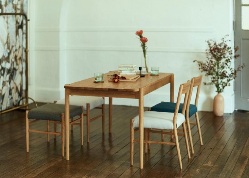 角が丸く、脚が天板の下ではなく横にあるというスタイリッシュで個性的