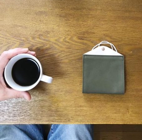 両端にはスナップボタン