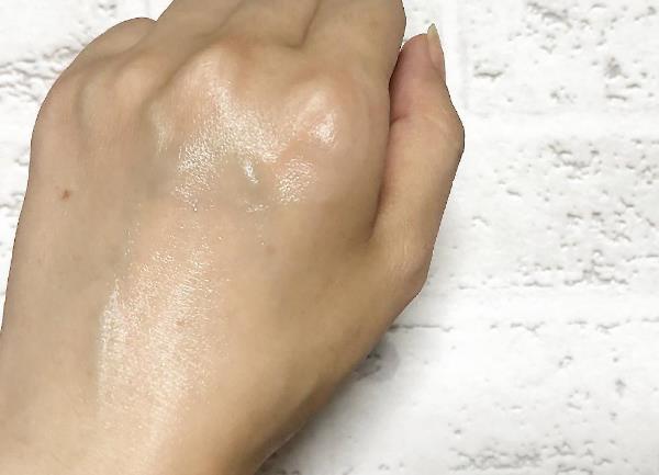 肌へ馴染ませながら深呼吸