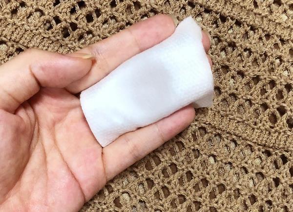 コットンにローションをたっぷり含ませる