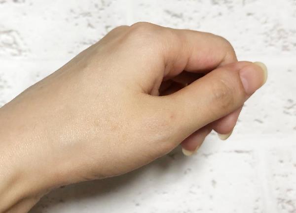 スッと溶け込むように肌へ