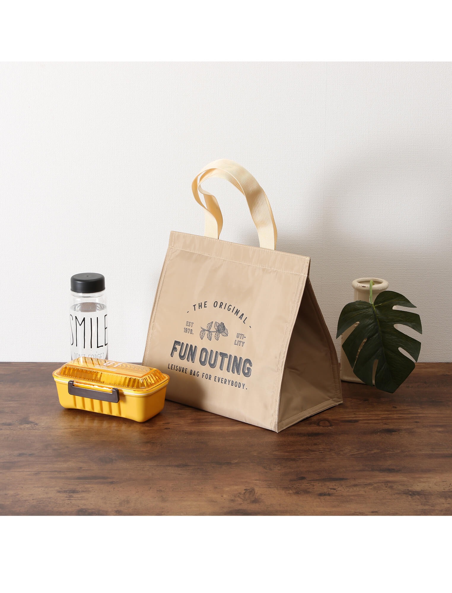 お弁当や飲み物などの荷物をまとめていられるように、少し大きめサイズが便利