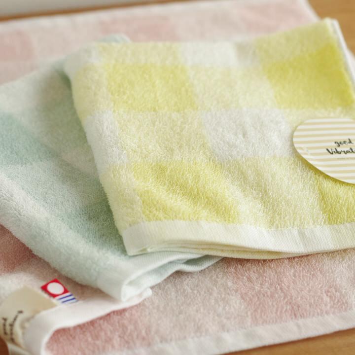 大きめのチェック柄とパステル調の色使いが女性らしいシリーズ