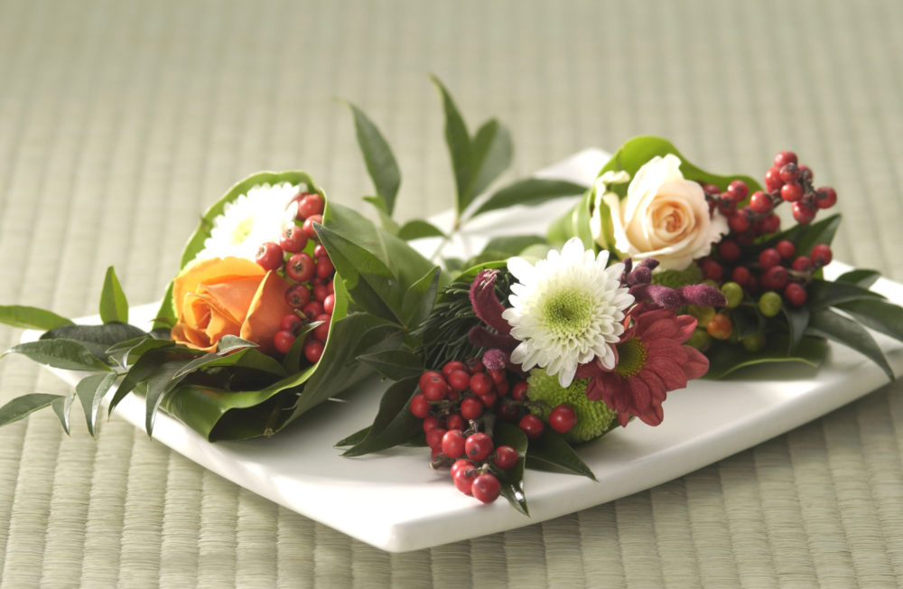 和のお花は、和テイストの食器とも相性がいい