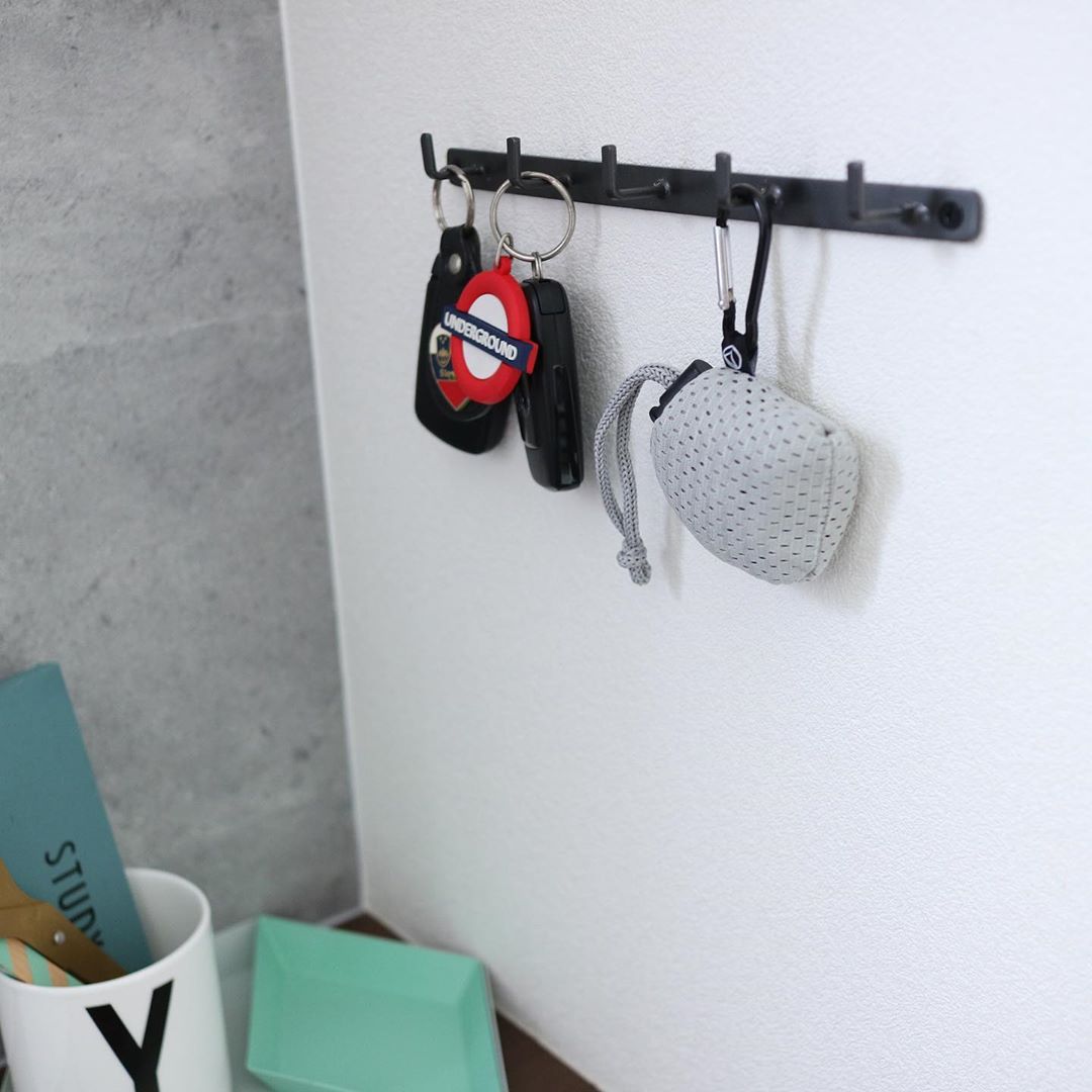 カギと一緒に玄関に掛けておく