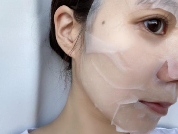実際に顔にのせてみると、美容液がじゅわっとして、ハイドロゲルのプルプルした質感
