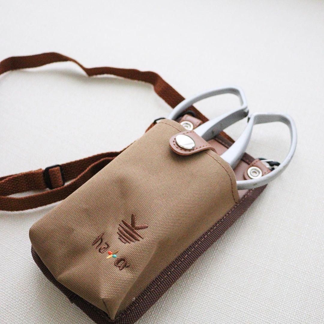 道具屋仕立てのはさみポシェット