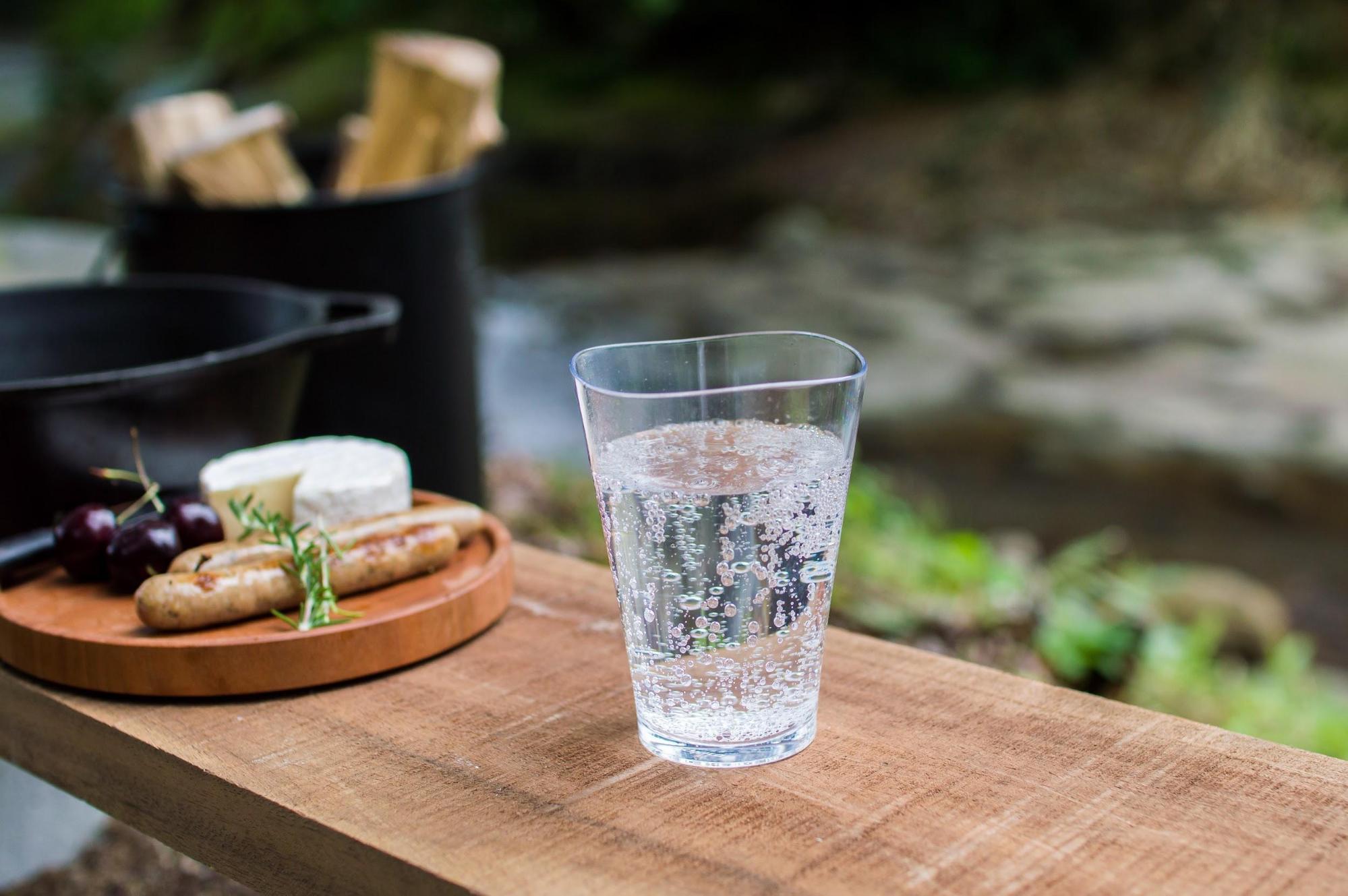 樹脂製の割れないグラスの出番。軽くて、スタッキングもできる