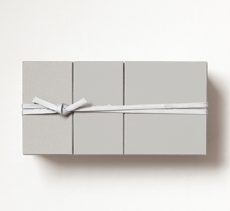 シンプルデザインの素敵なSHAQUDA・フェイスクレンジングブラシ_ギフトボックス