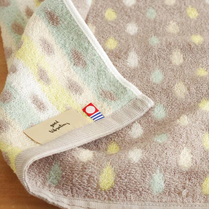 カラフルな雨粒をモチーフにした柄が特徴