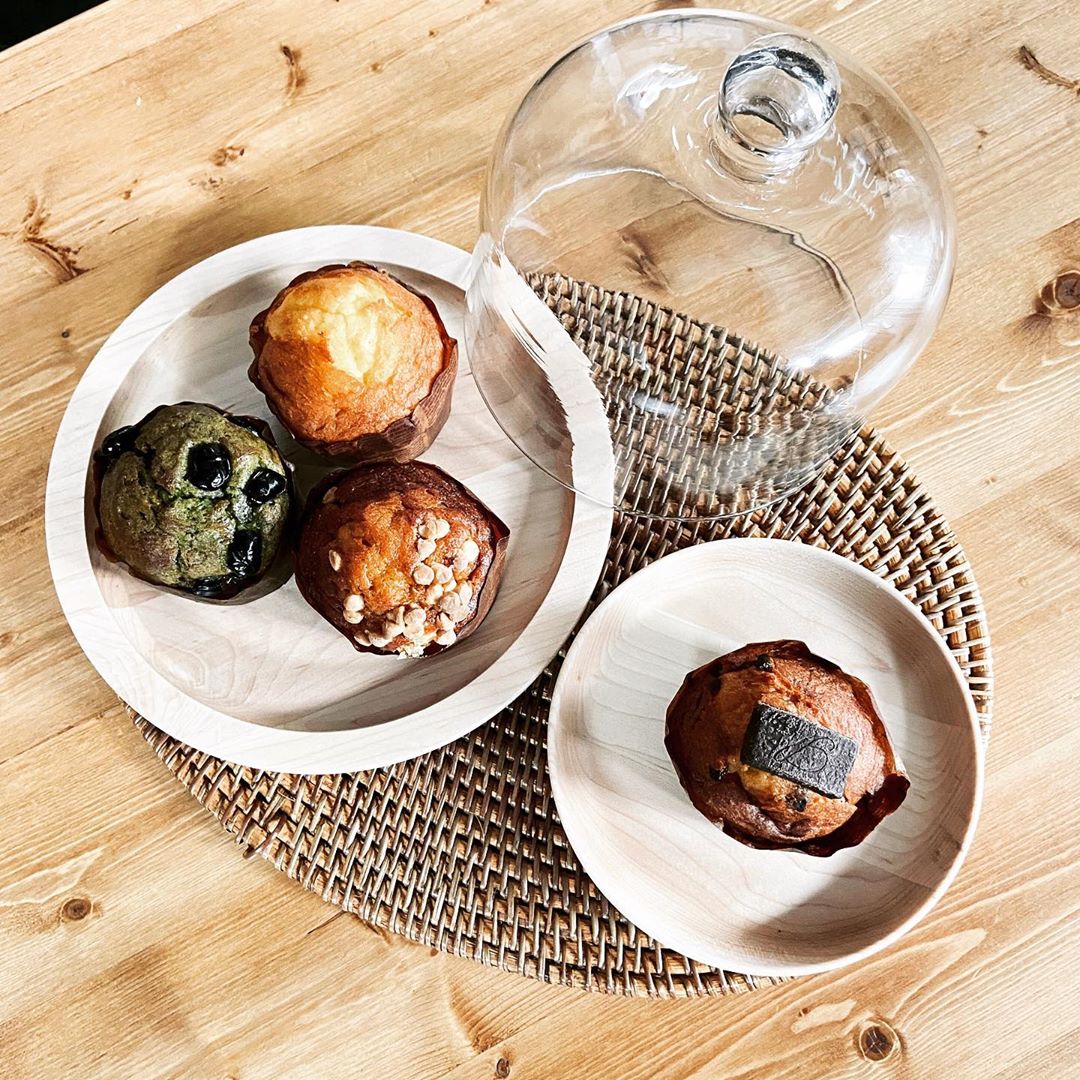 木のプレートにガラスのドーム型の蓋を合せてみるのも素敵