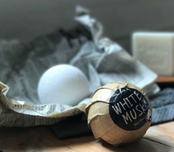 白いボールから素敵な香りが広がるバスボム