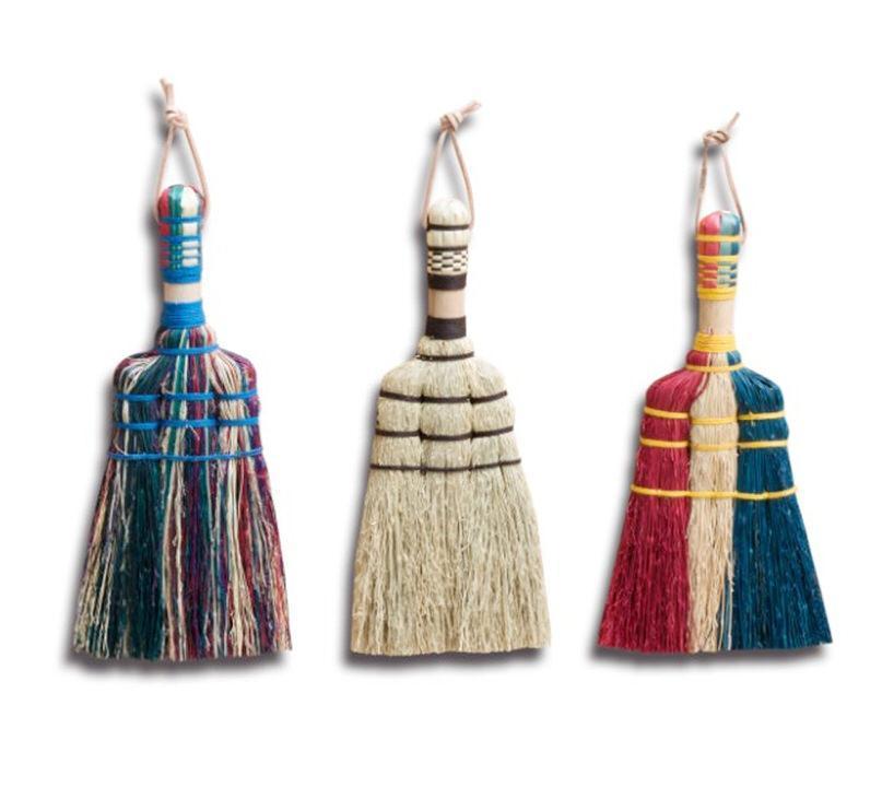 出したままでもおしゃれ。さっとお掃除できるミニホウキ