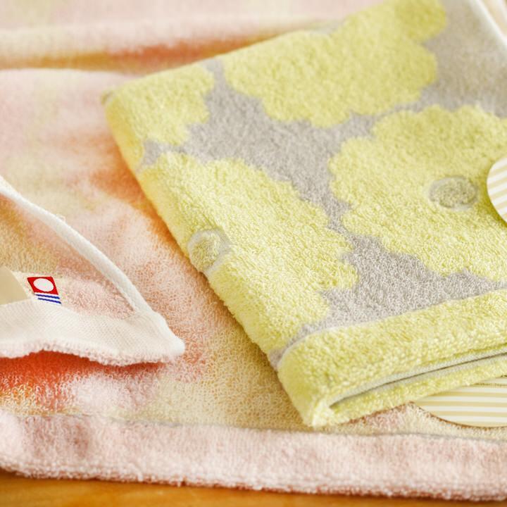 イエローの大きなデイジーが大胆に配置されたデザイン