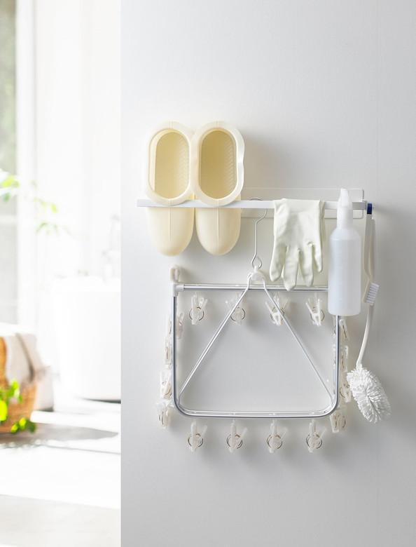 木ネジを使って壁面に