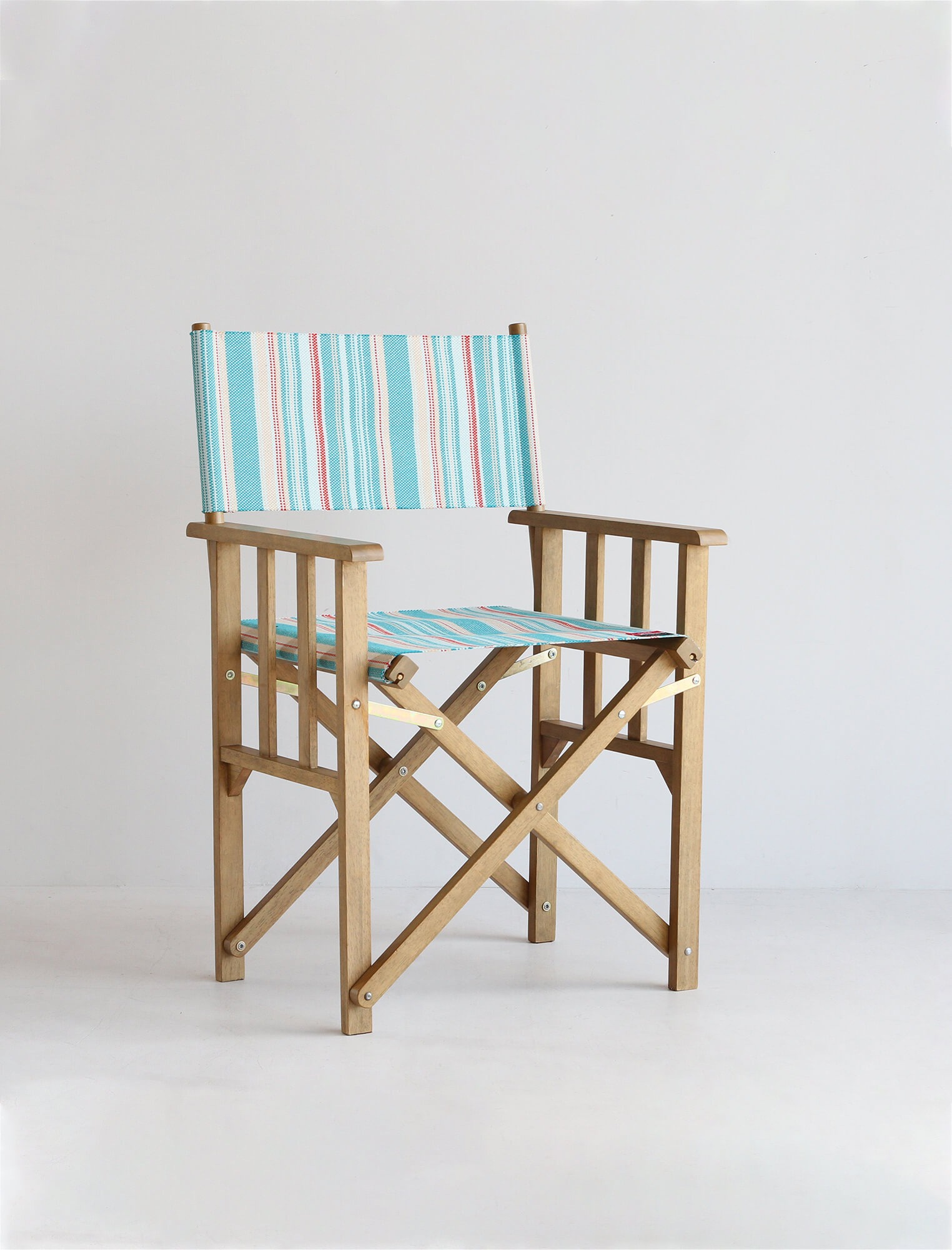 木の温もりが感じられるアウトドアチェア