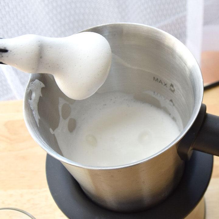 温めながら泡立てるミルクフォーマー「おうちでカプチーノ」