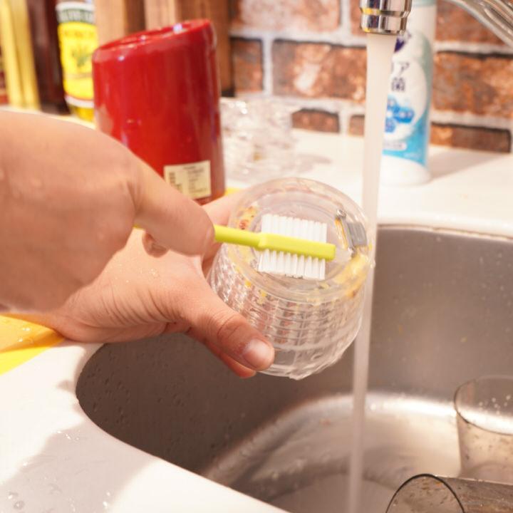 専用のブラシが付いているので、カップに残った野菜の繊維なども綺麗に取れます